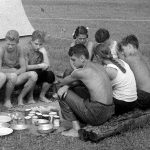 Коля Головчинер: Завтрак на Плюссе. Коля первый в центре, 1960г.