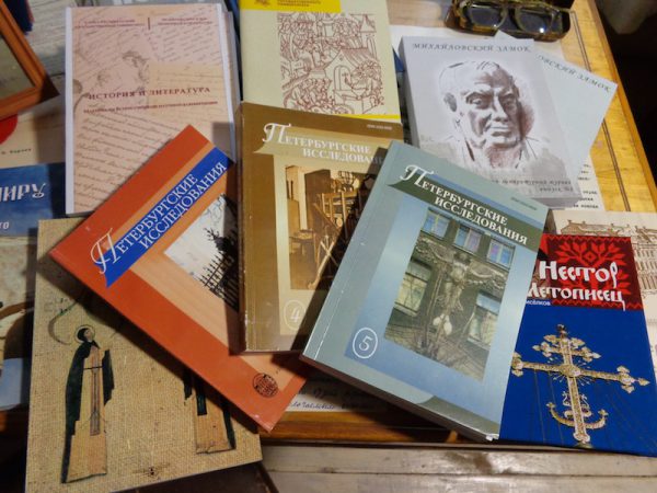 Книги в дар библиотеке ИКЦ Самолва