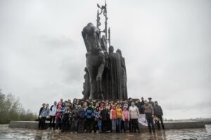Участники Чтений у монумента в память о Ледовом побоище